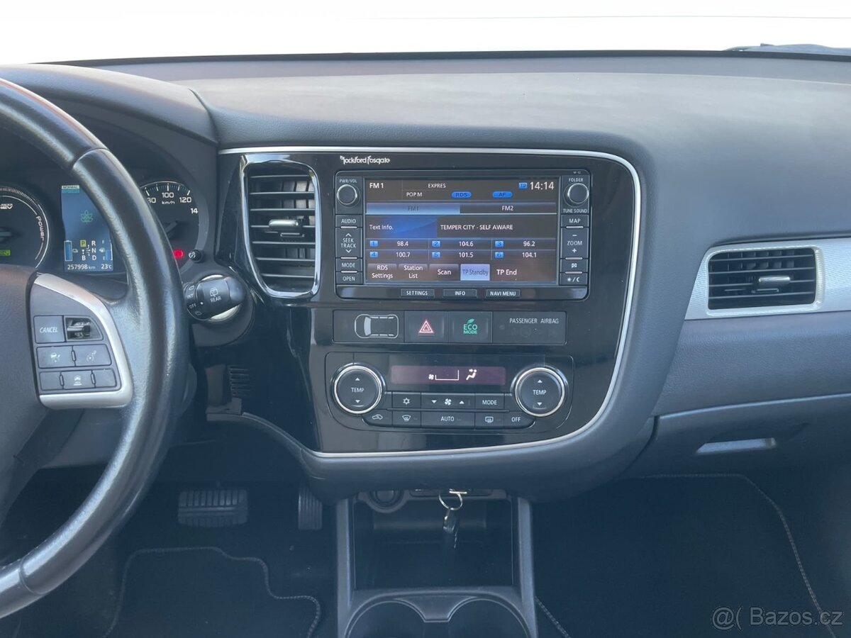 Prodám Mitsubishi Outlander PHEV, rok výroby 2013 - 13