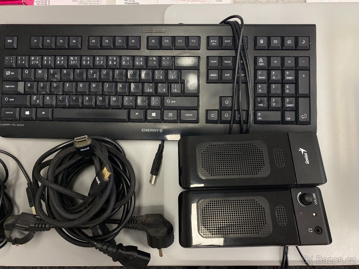 Počítačová sestava/Stolní počítač + příslušenství - 13