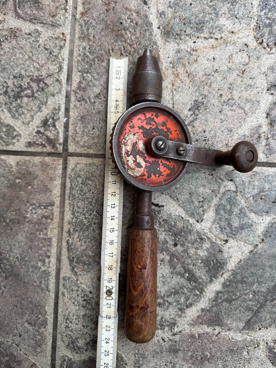 Starý samosvorný klíč - hasák a starou ruční vrtačku - 13