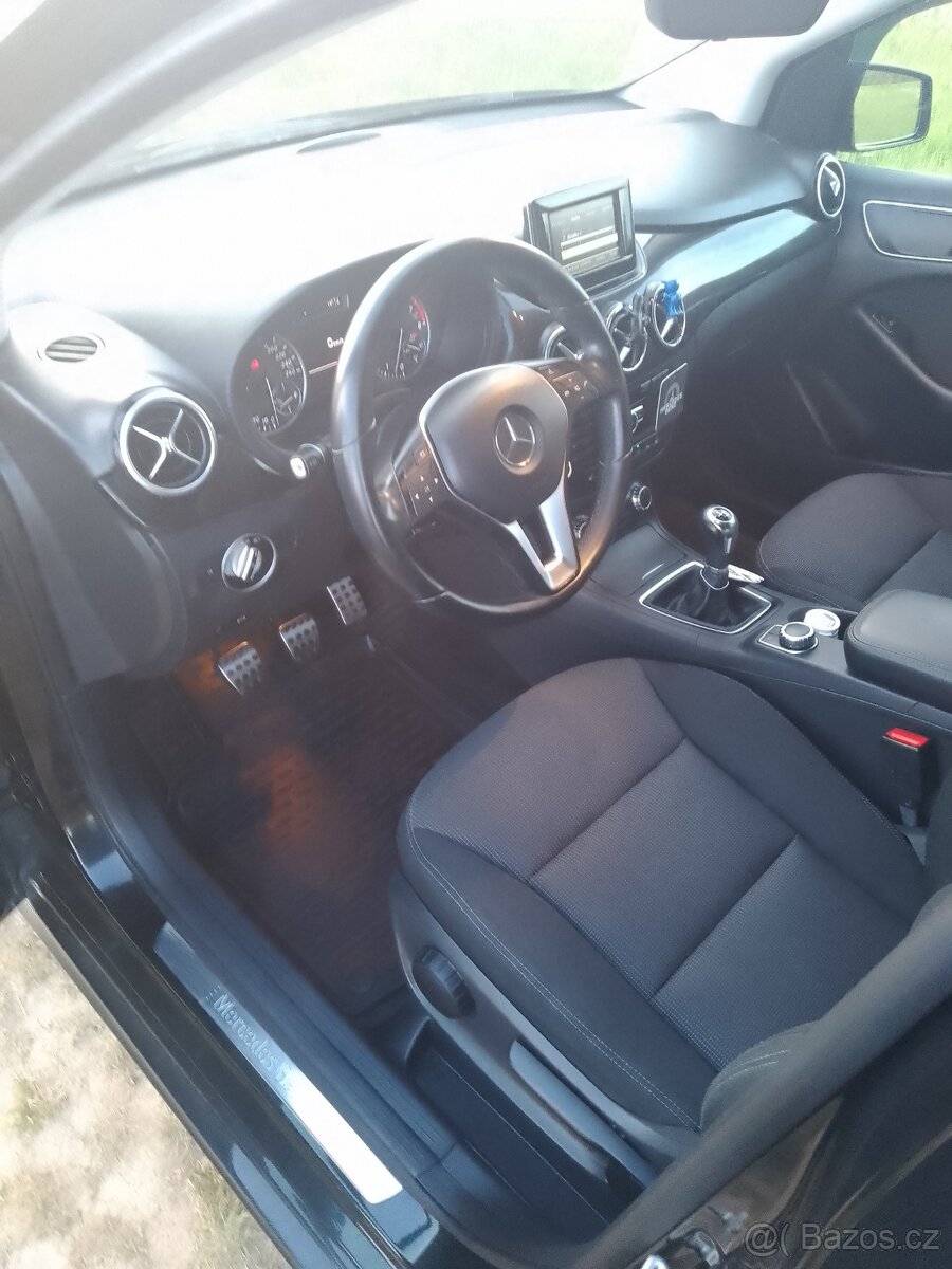Mercedes Benz B180 - 13