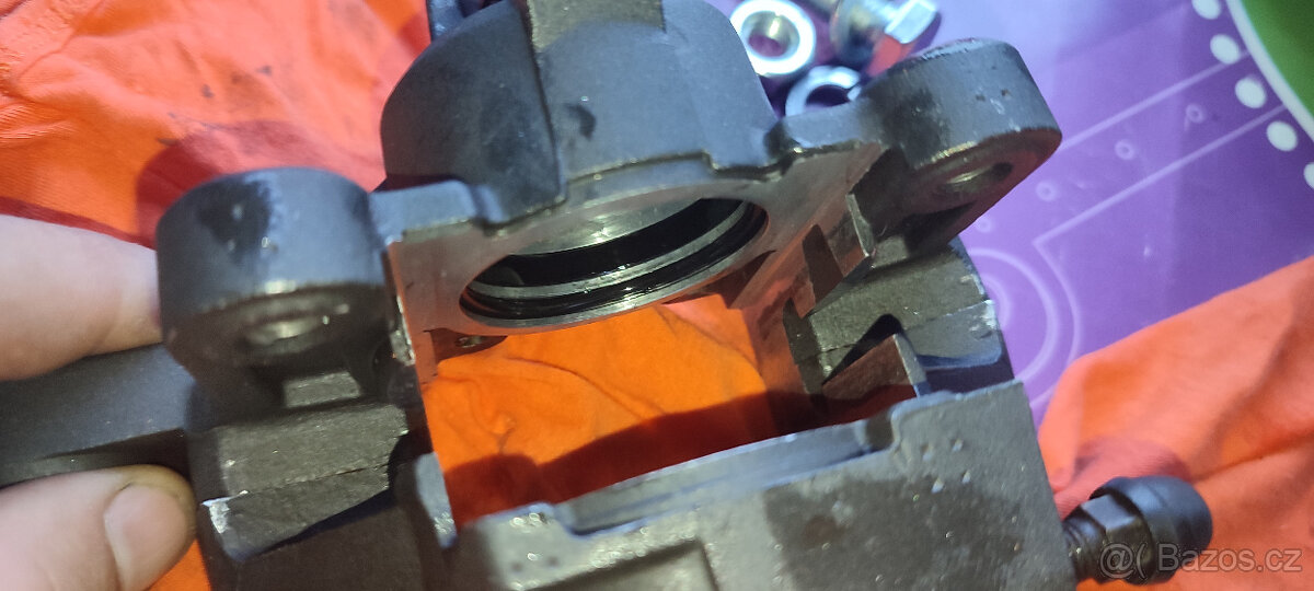 Suzuki SV 650N/S (1999- 2002) Třmen zadní + unašeč a držák - 13