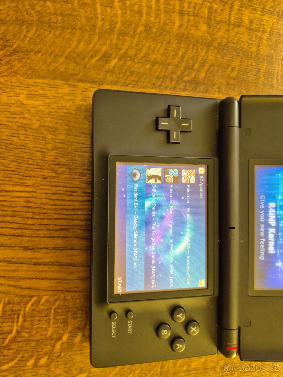 Nintendo DS Lite s příslušenstvím. - 13