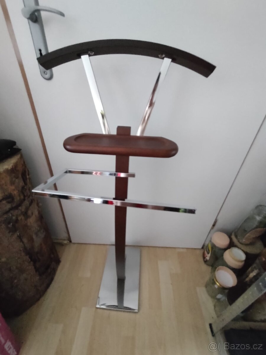 Sluha věšák hezký stav - 13