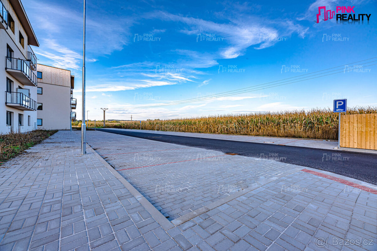 Pronájem bytu 2+kk s balkonem a parkovacím stáním Kostelec n - 13