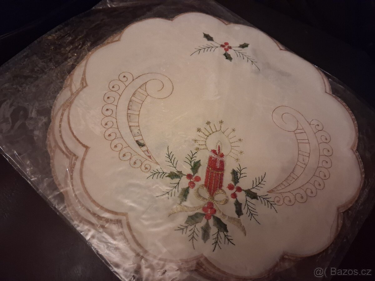 Vánoční kulaté prostírání vyšívané 12 kusů - 13