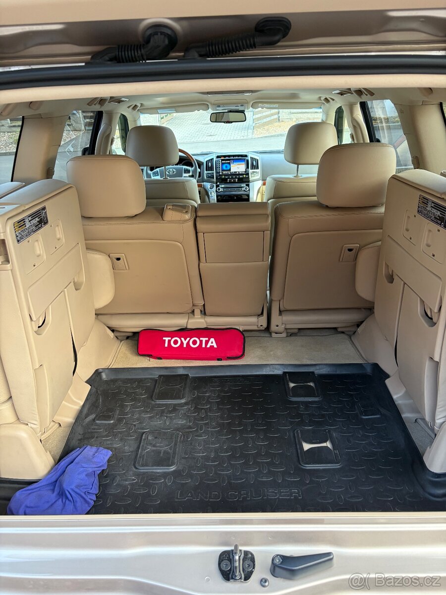 Toyota Land Cruiser 200 V8 - 13
