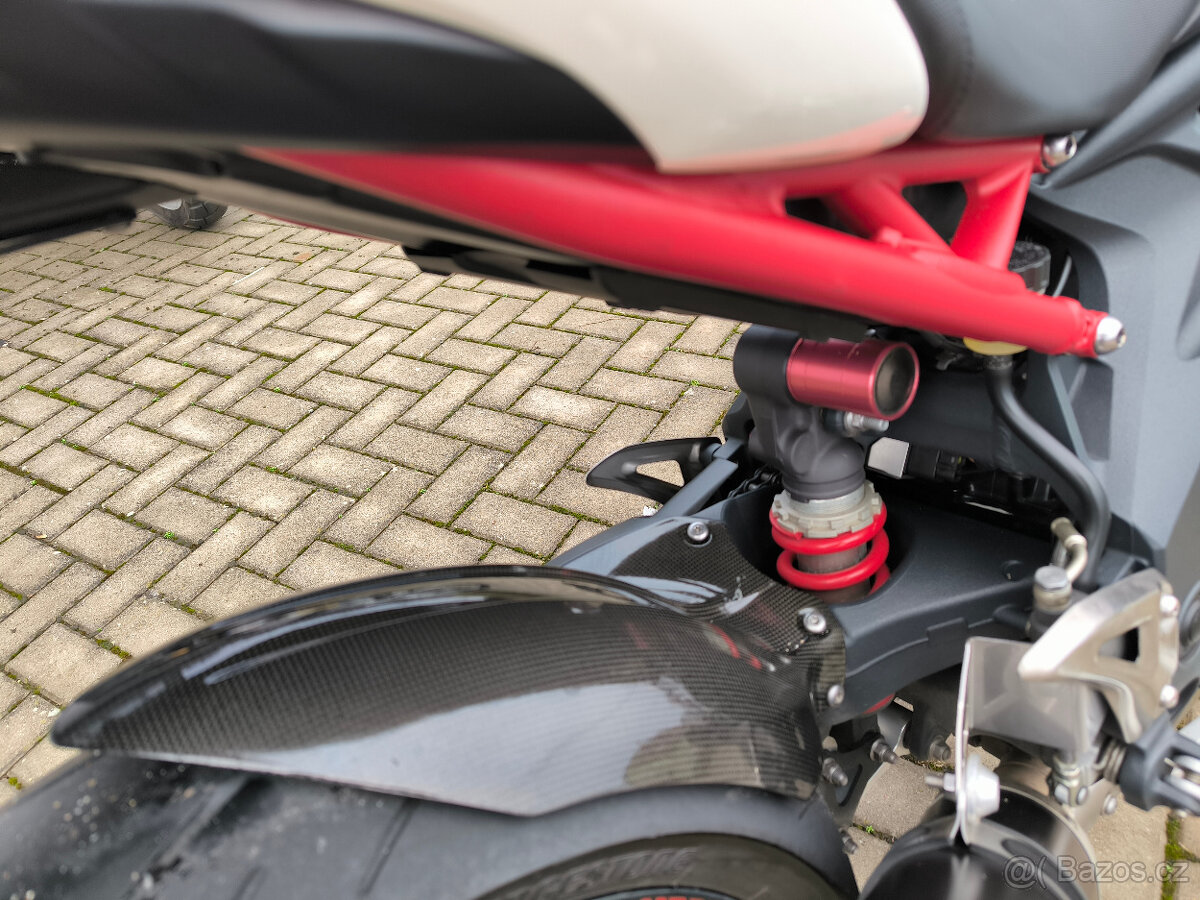 Triumph Speed Triple 1050 ABS malý nájezd - 13