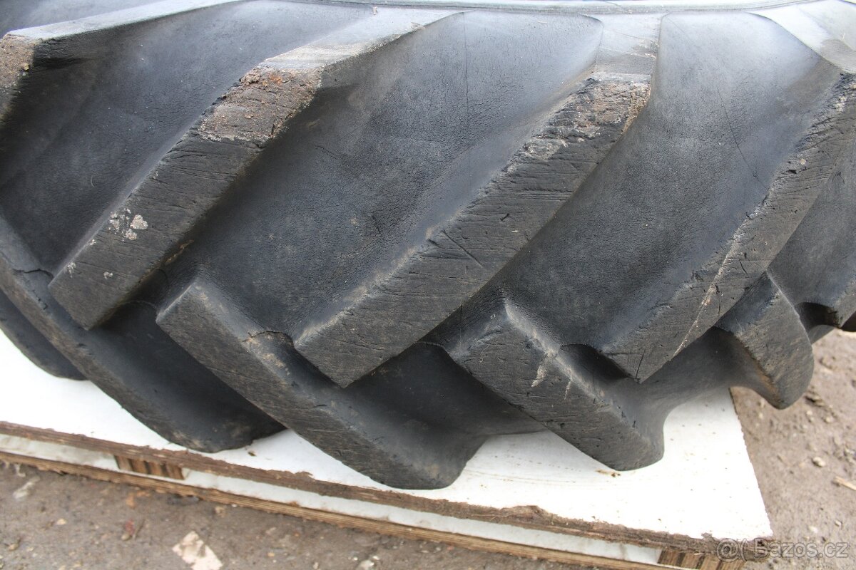 Zetor 6911 zadní kola 16,9-28 barum 50% vzorku - 13