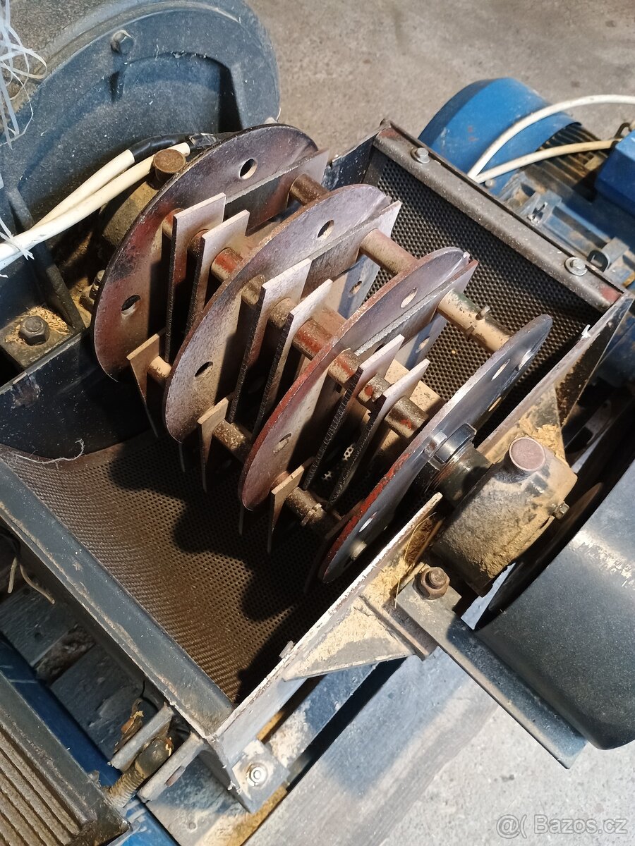Prodám zánovní peletovací lis 10 kW a k němu drtič 11 kW - 13