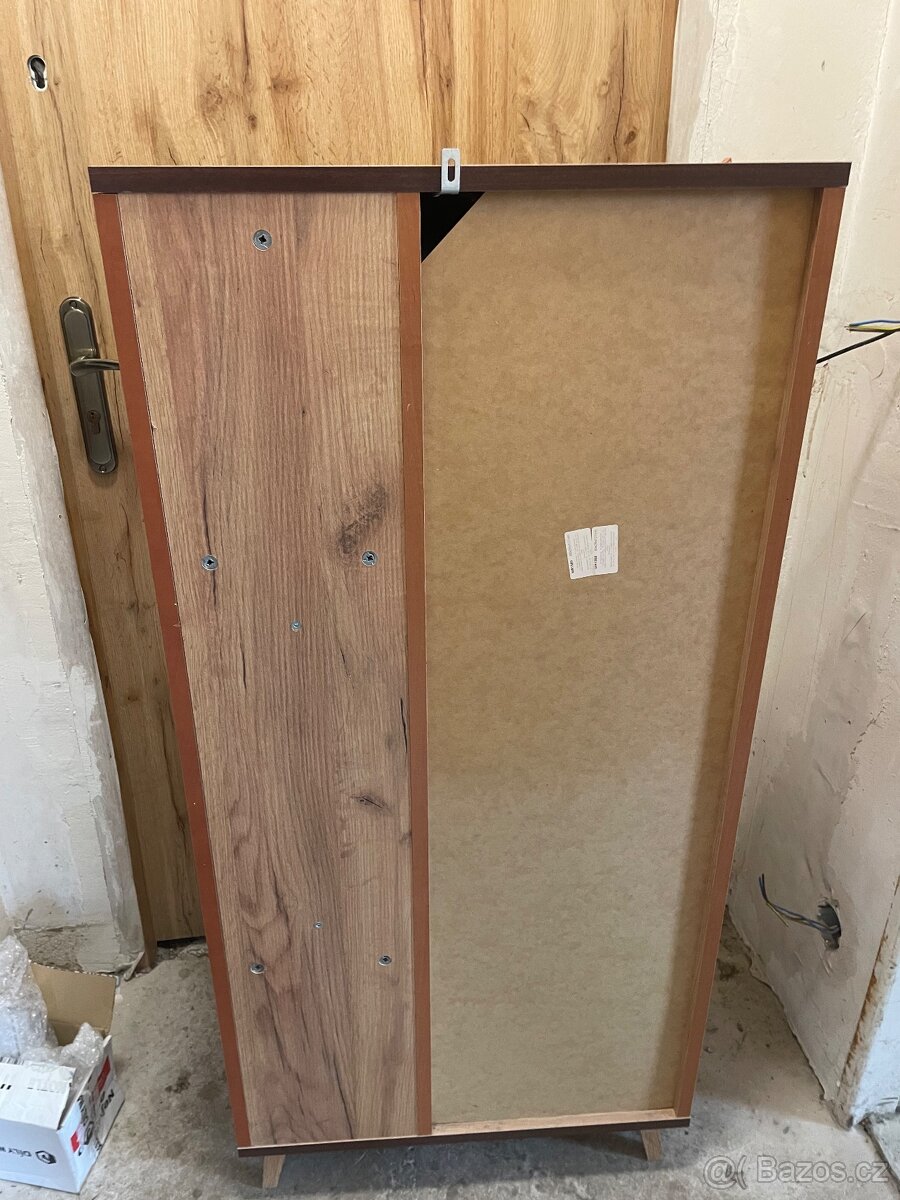 Koupelnové skříňky a zrcadlo - 13