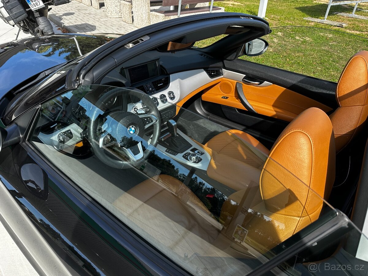 BMW Z4 sDrive 23i E89, schwarz metallic + hnědá kůže, výbava - 13