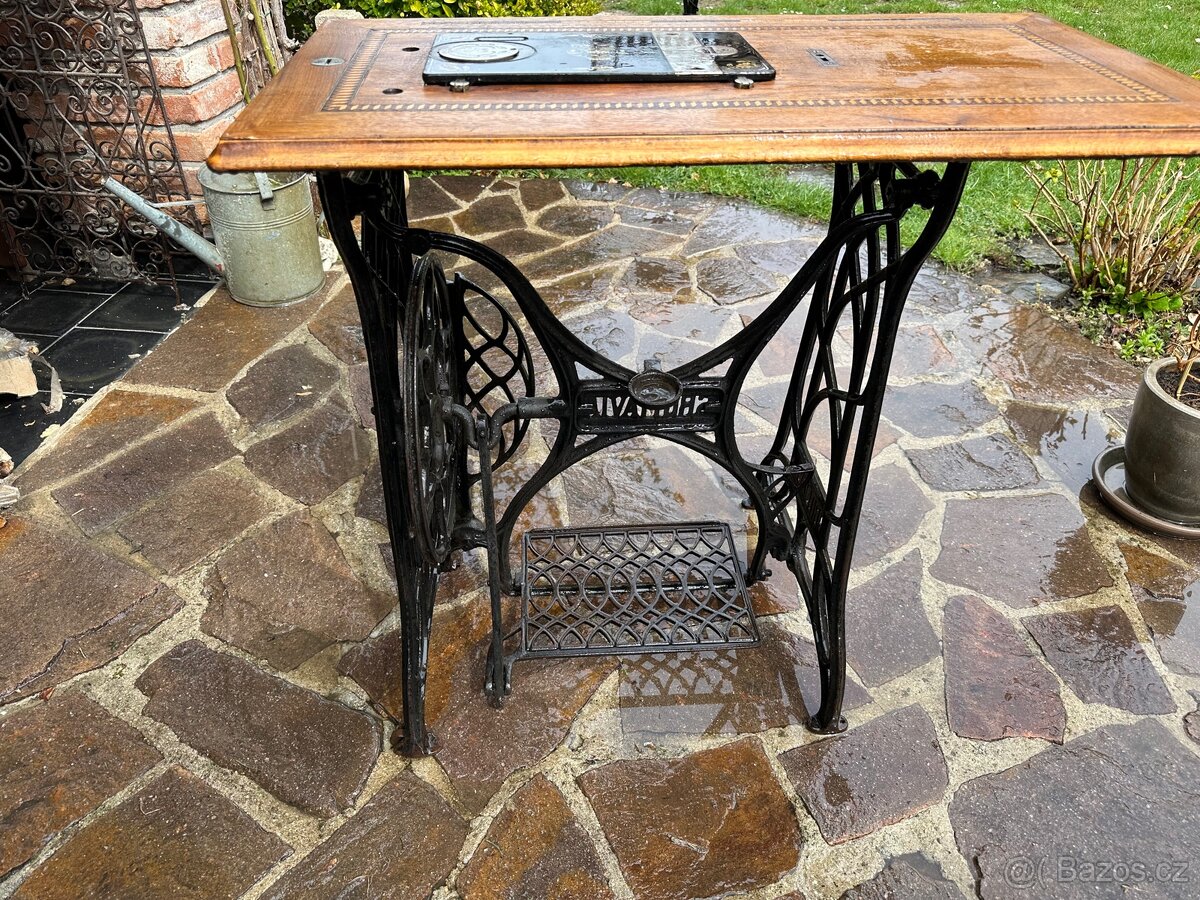 Starý šicí stroj - 13