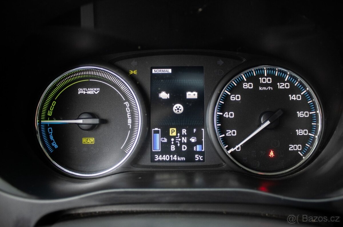 Mitsubishi Outlander 2.0 PHEV 4WD (2013) - 13