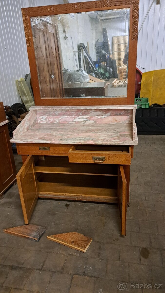 Historický dubový nábytek s rudým mramorem - 13