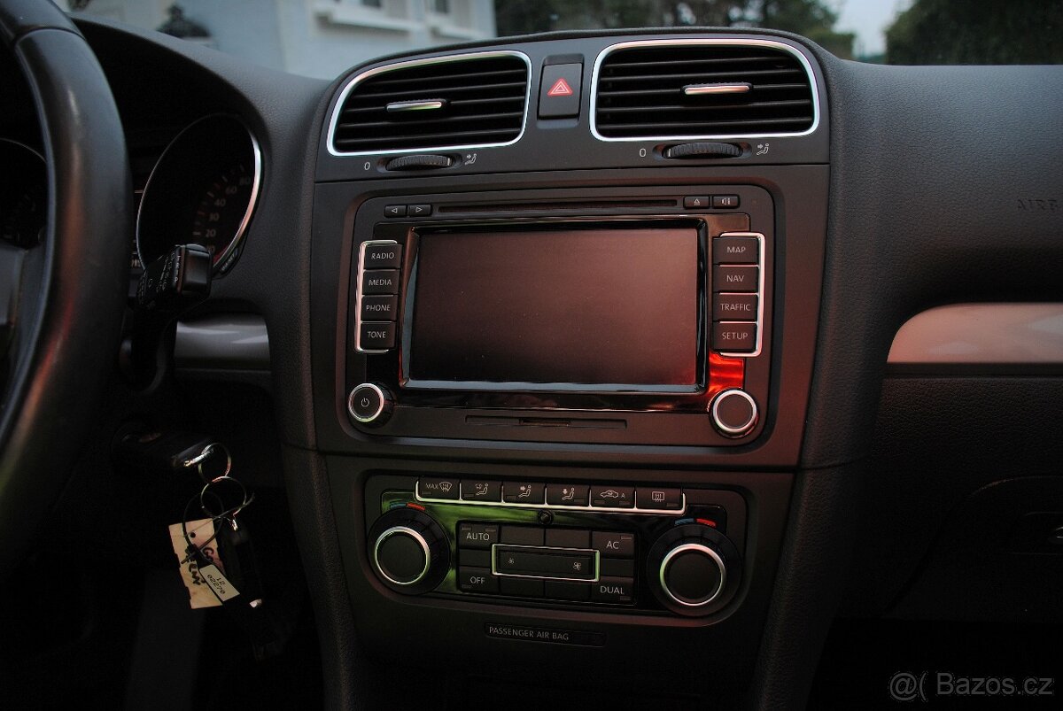 VW GOLF 6 2.0TDi 81kW - climatronic - navigace - handsfree - 13