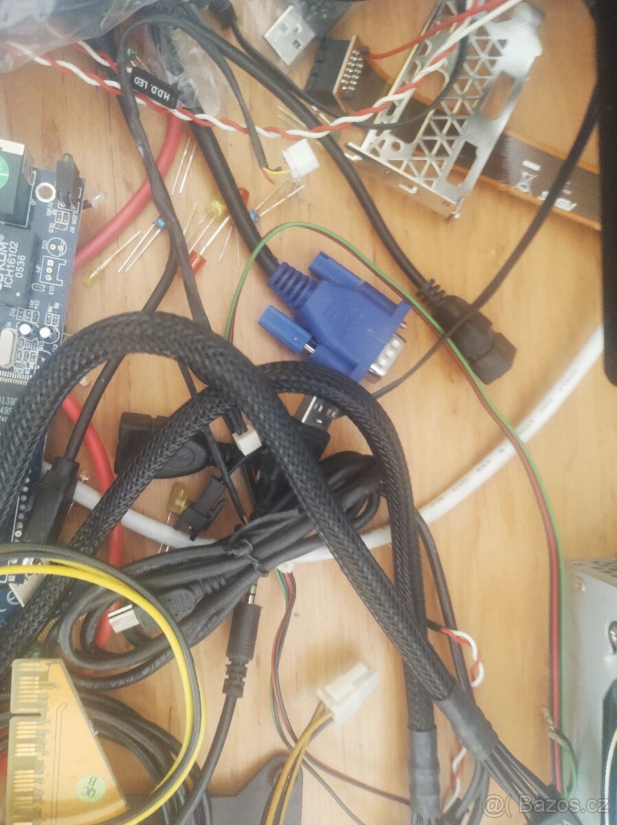 Monitory, kabelaže, diody, 13x Základní deska, notebook - 13