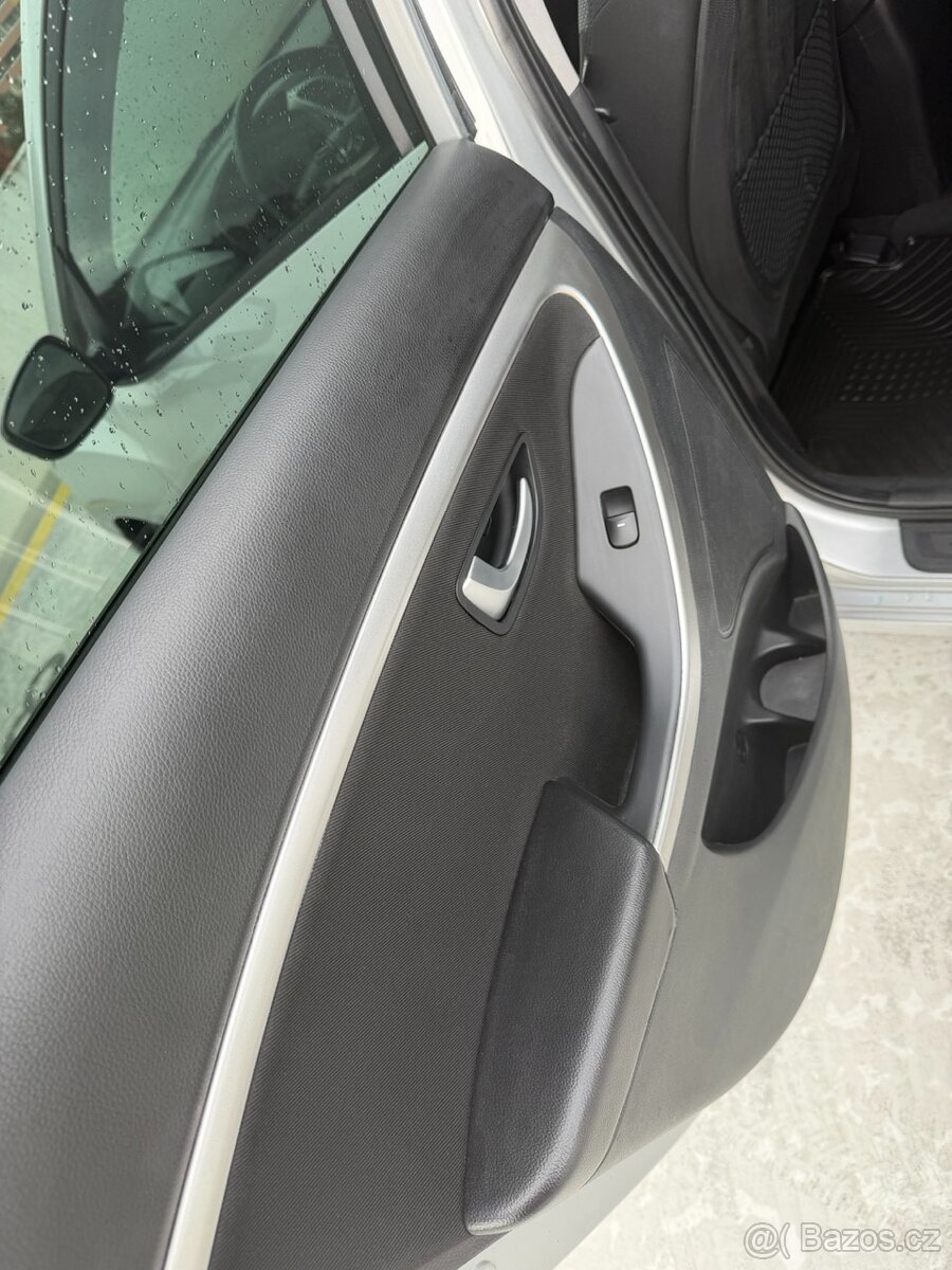 Hyundai i30 1.6 CRDi/81kW Trikolor - 13