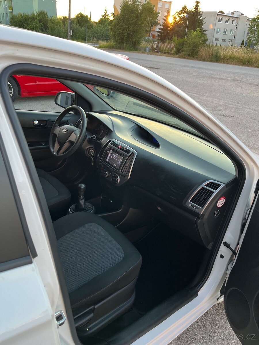 REZERVOVANE Hyundai i20 1.3 Benzin = Navi, r.v 2013, 96623km - 13