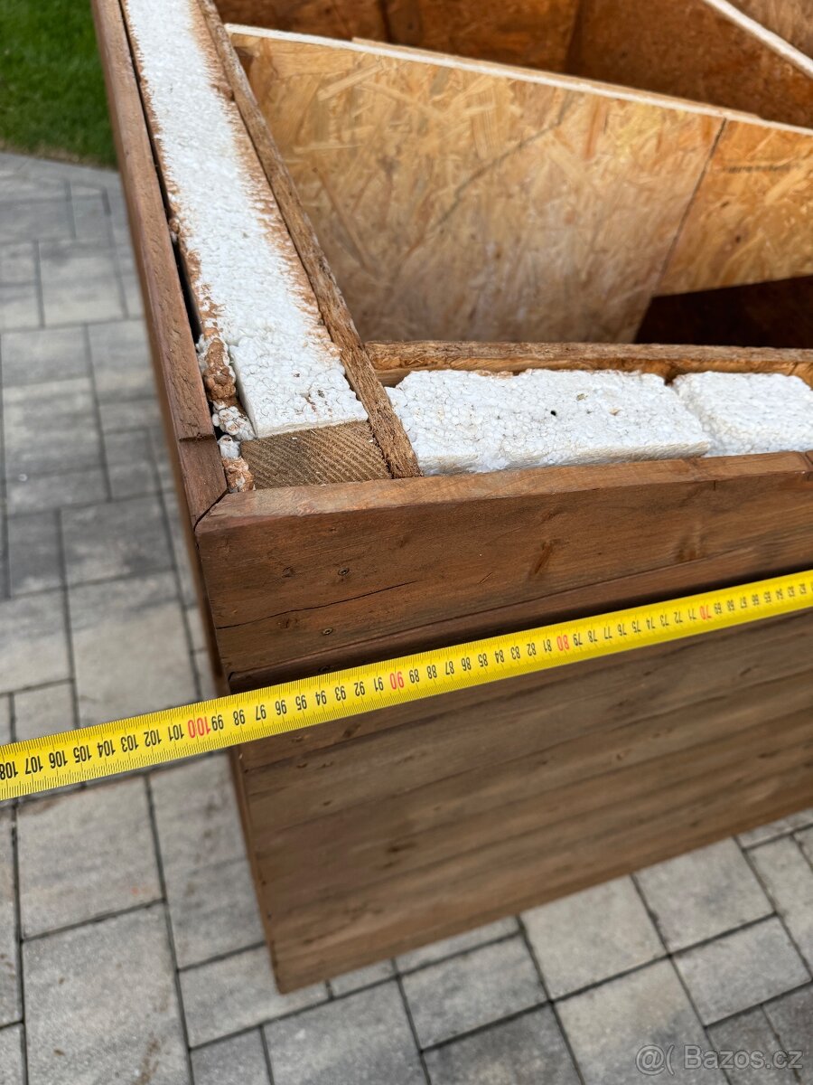 K prodeji zateplenou psí boudu pro středně velké plemeno. - 13