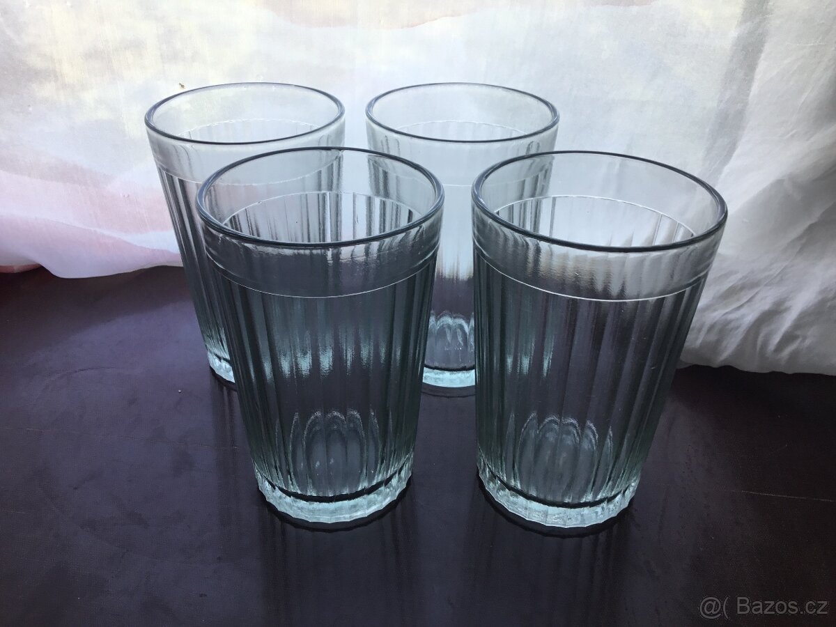 misa pevne sklo, ruzne sklenice - 13