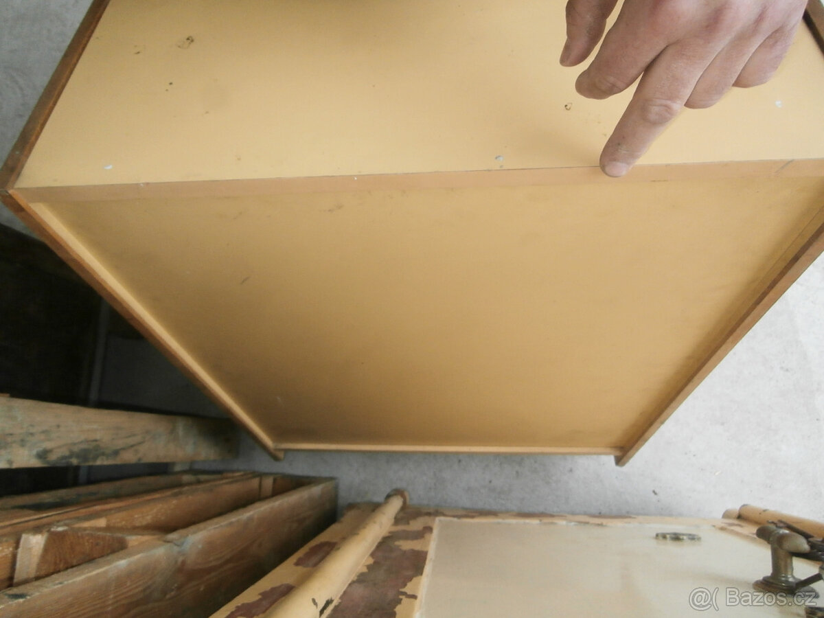 Lékárnička, skříňka dřevěná nábytková se zámkem 400 kč - 13