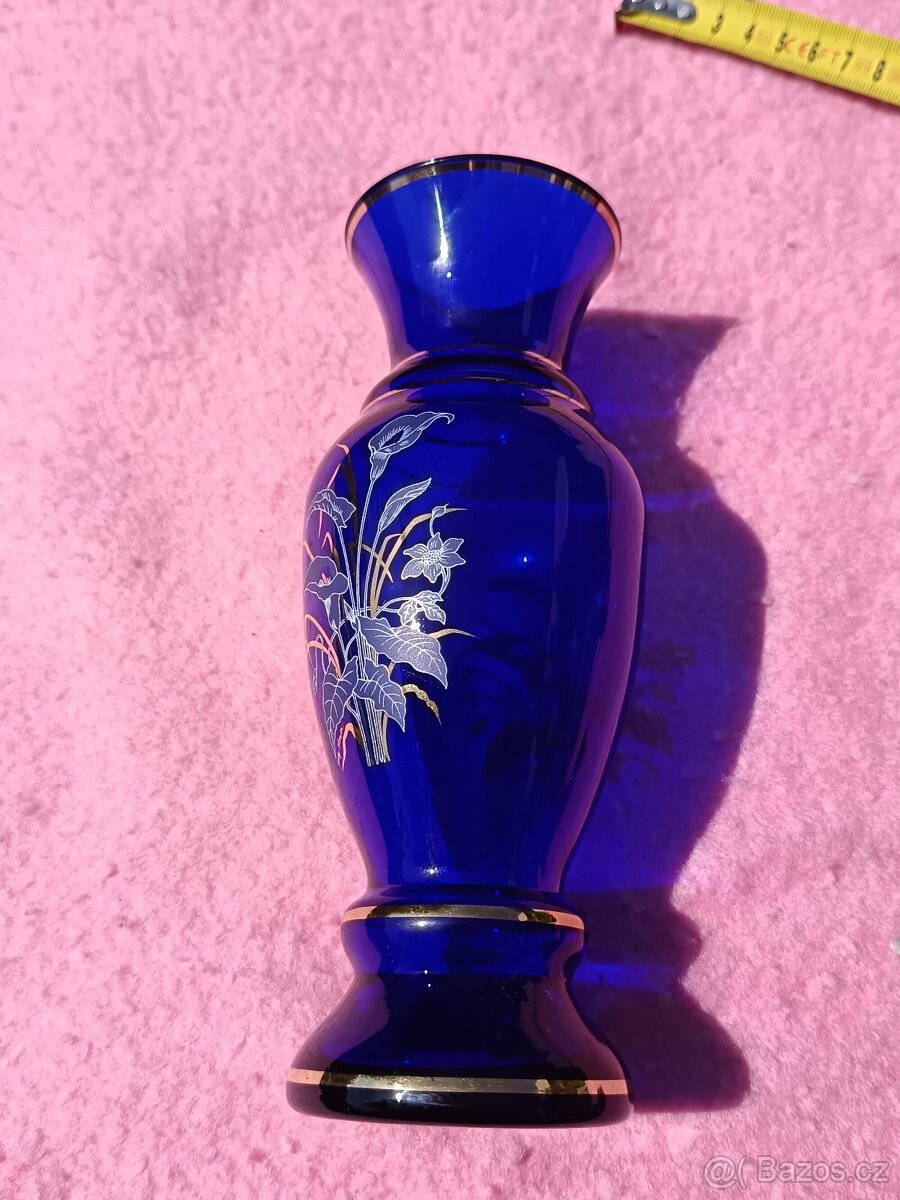 Modrá skleněná váza s květinami - 13