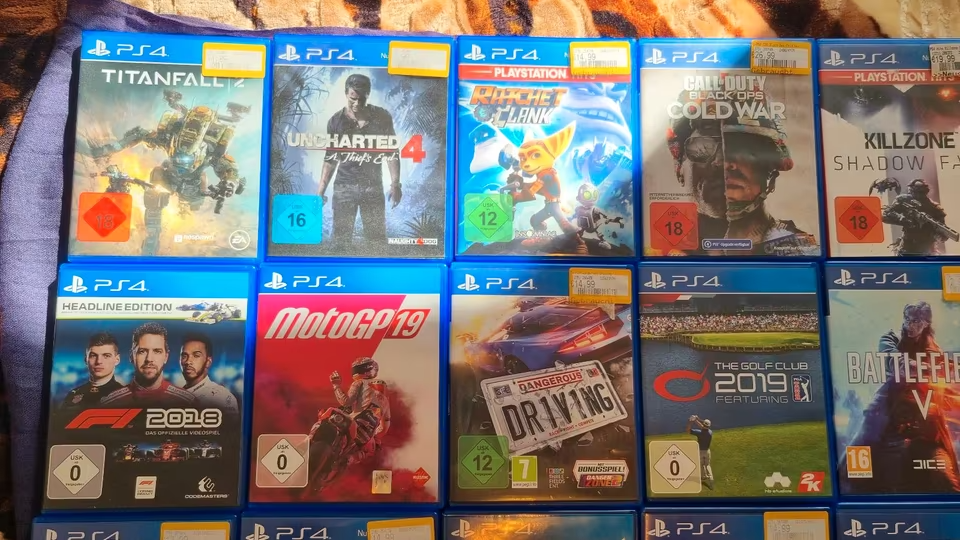 PLAYSTATION 4 + 28 HER - 13