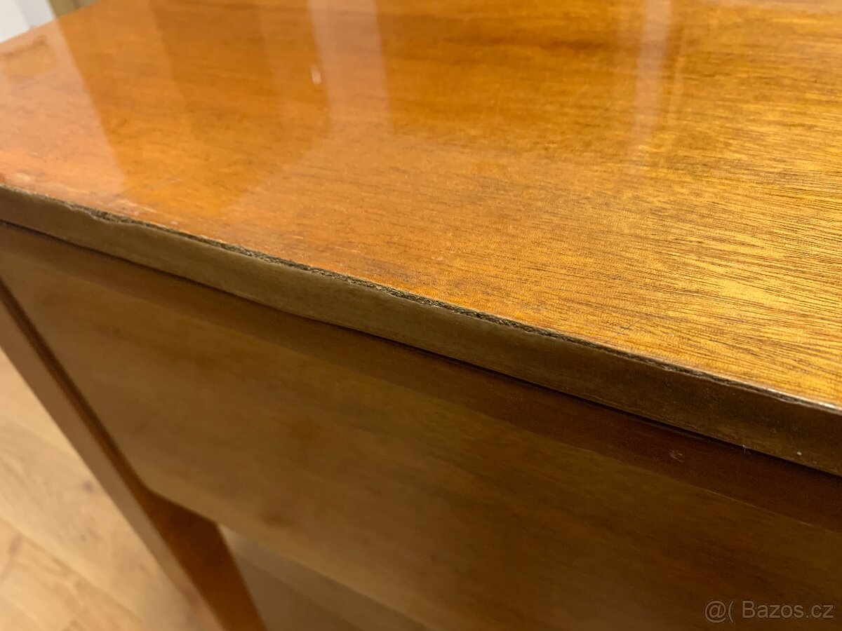 Šicí stroj ve stolku - 13