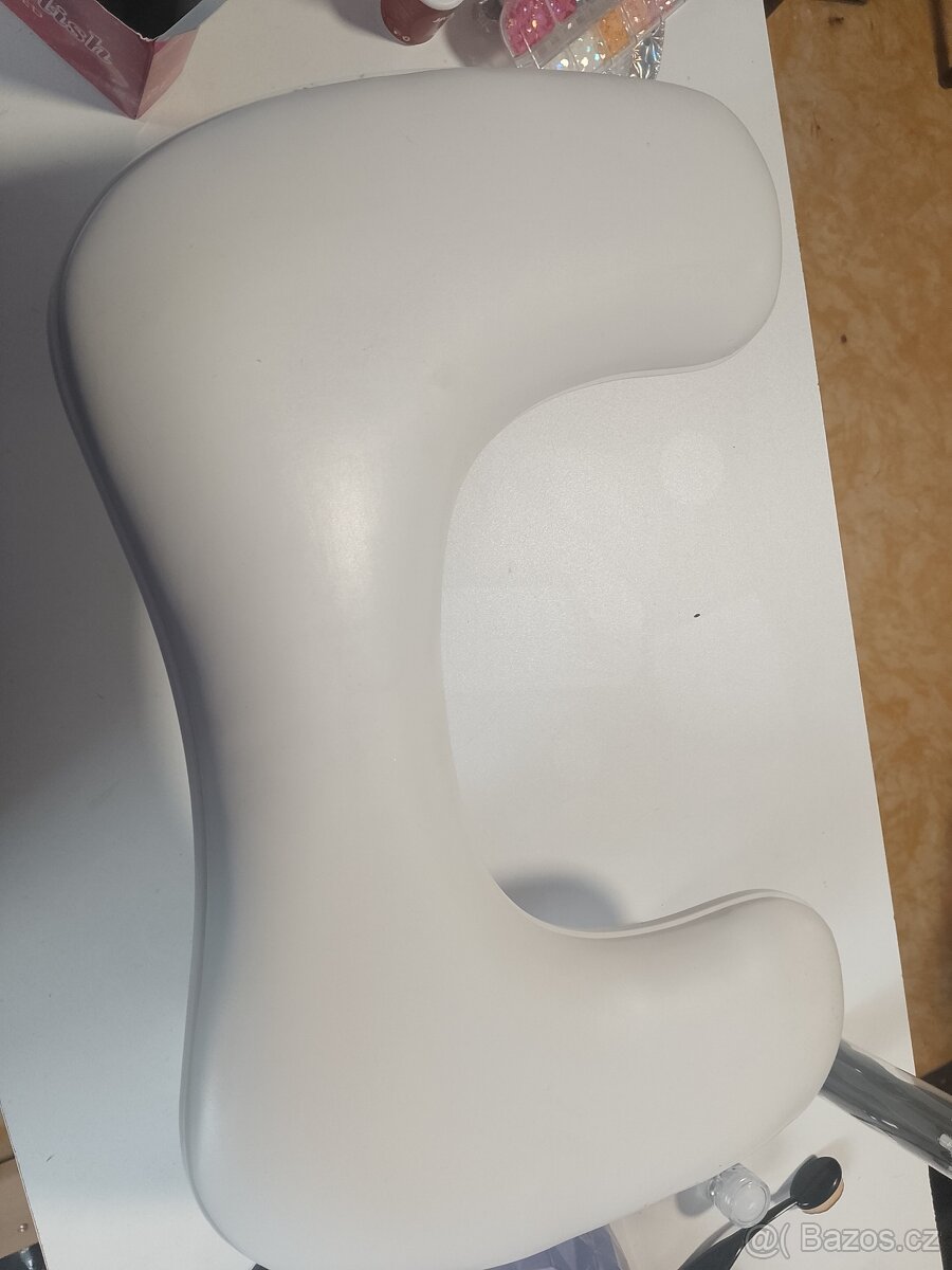 Domácí vybavení do salónu na nehty - 13