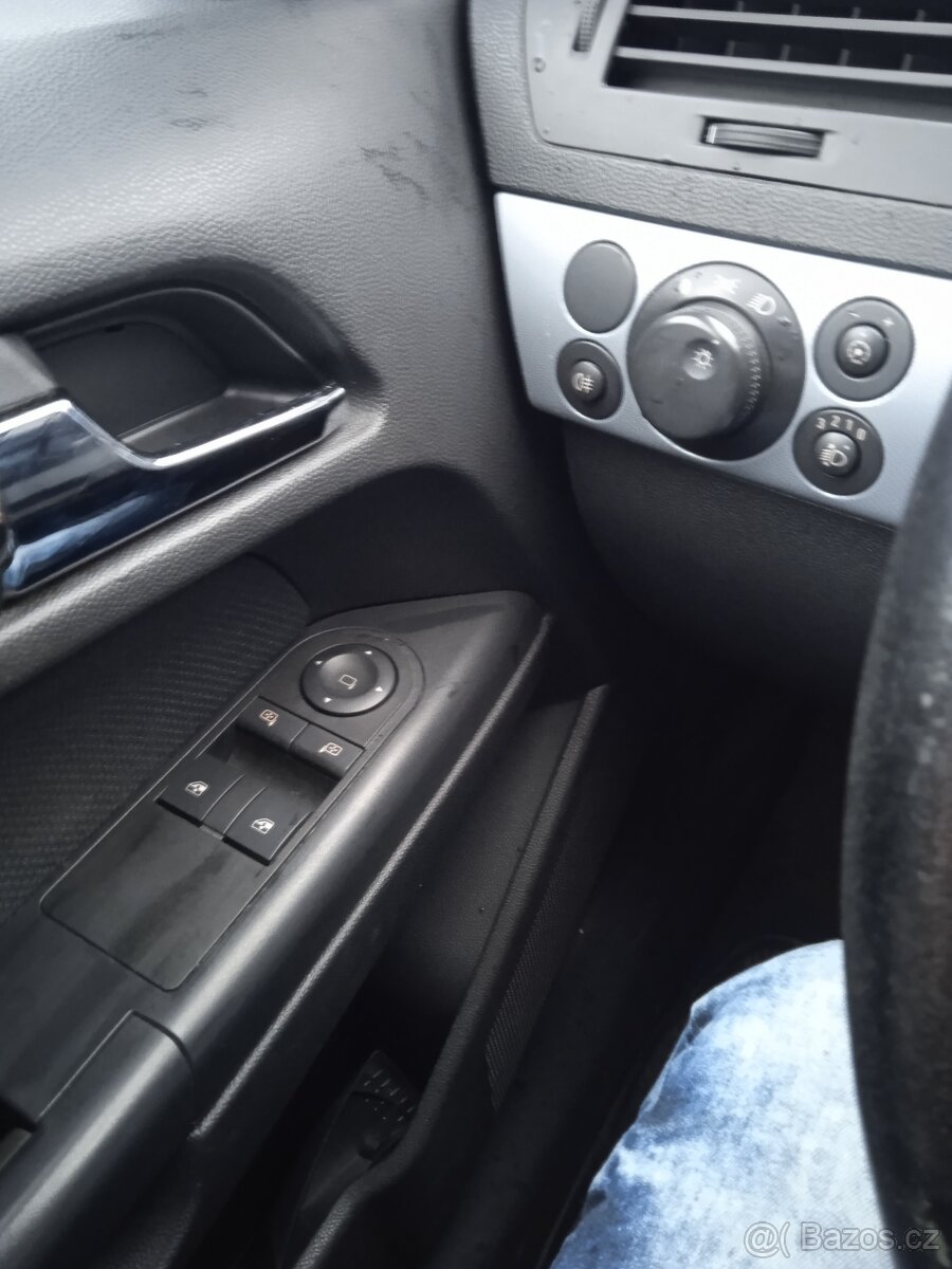 Opel Astra H caravan - 13