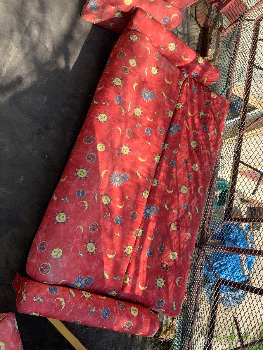 Sedačka (postýlka) + 2 křesla, magnetická tabule, stojan na - 13