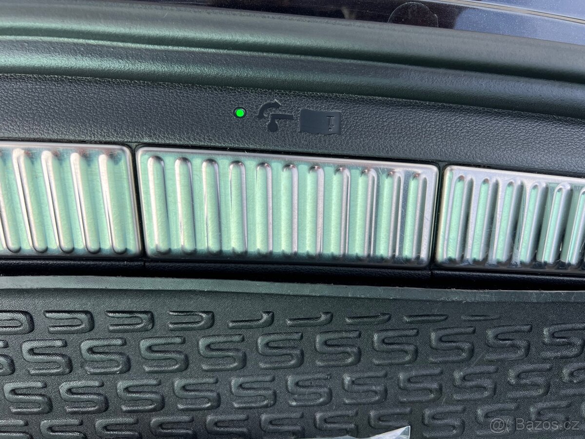 Škoda Superb kombi 2.0 TDi L&K 4x4 130tkm max. výbava - 13