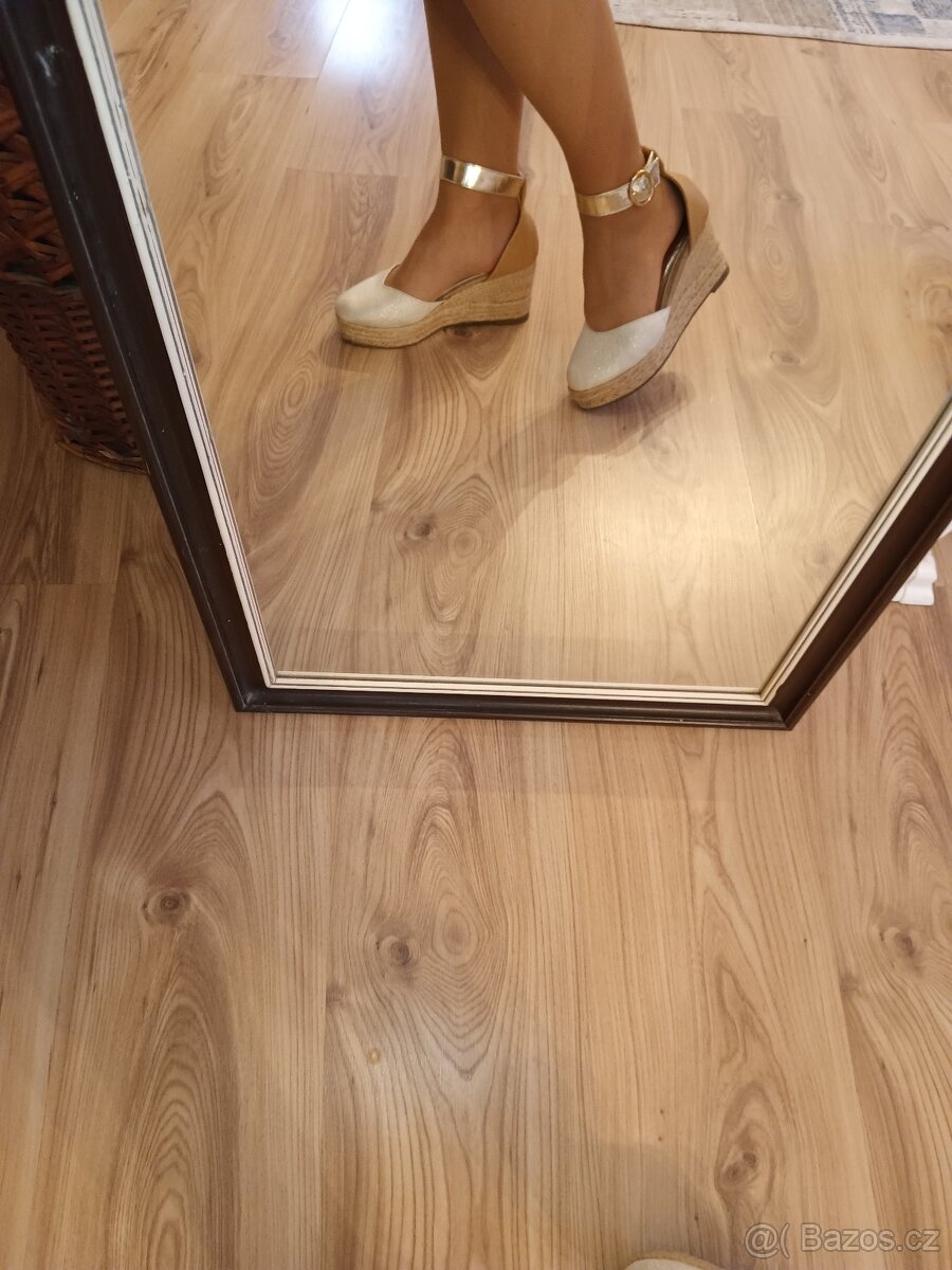 Nové sandálky na klínku DeeZee vel. 37 - 13