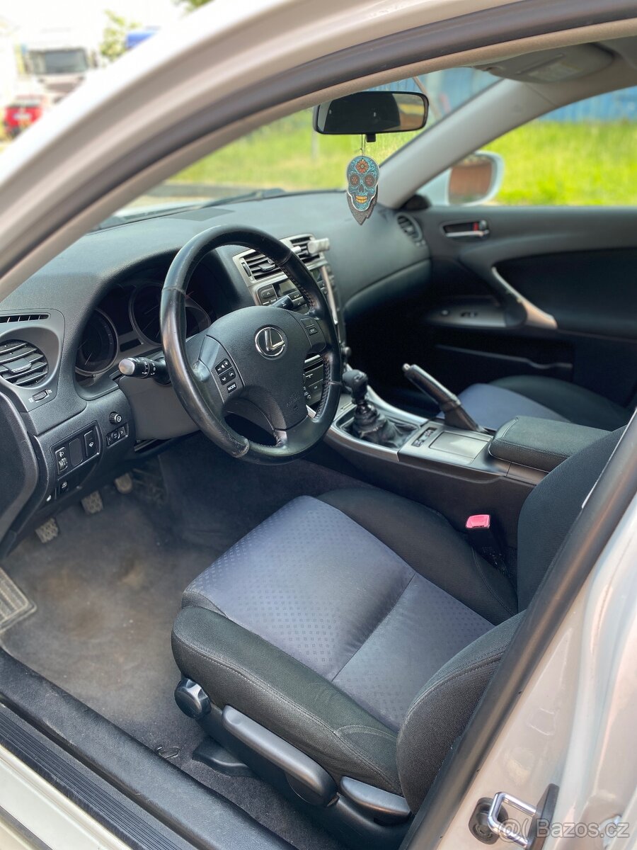 Lexus IS 220D rok 2011 - 13