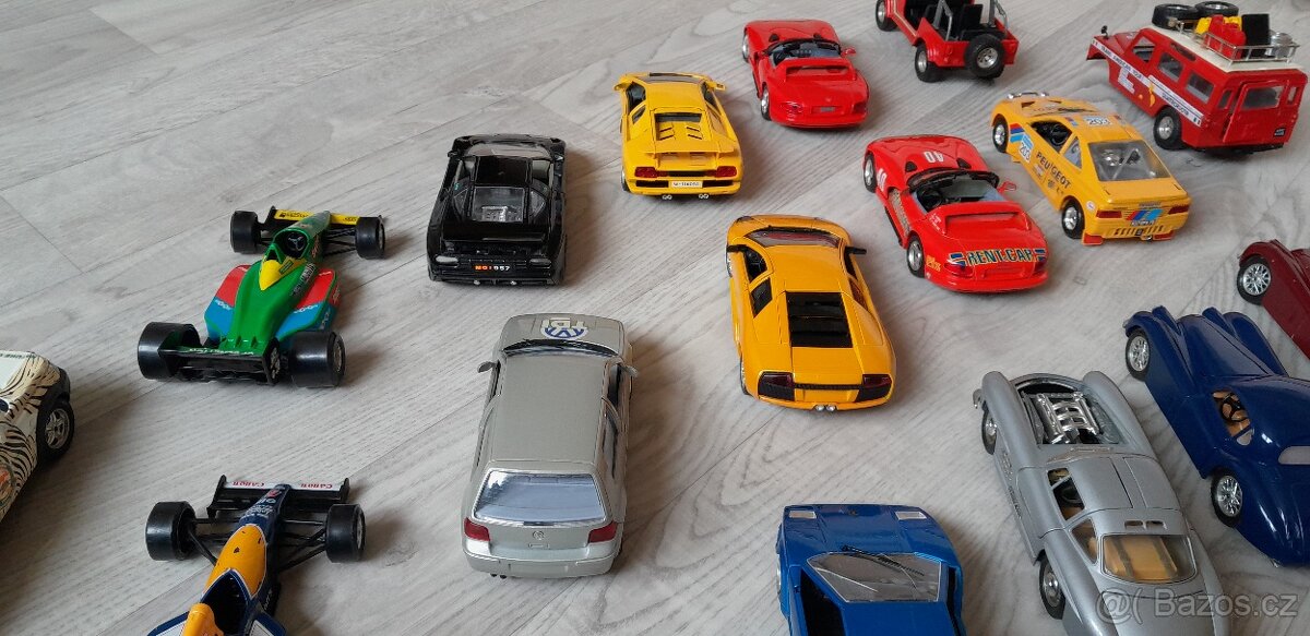 autíčka - modely Bburago 1/24 starší na díly - 13