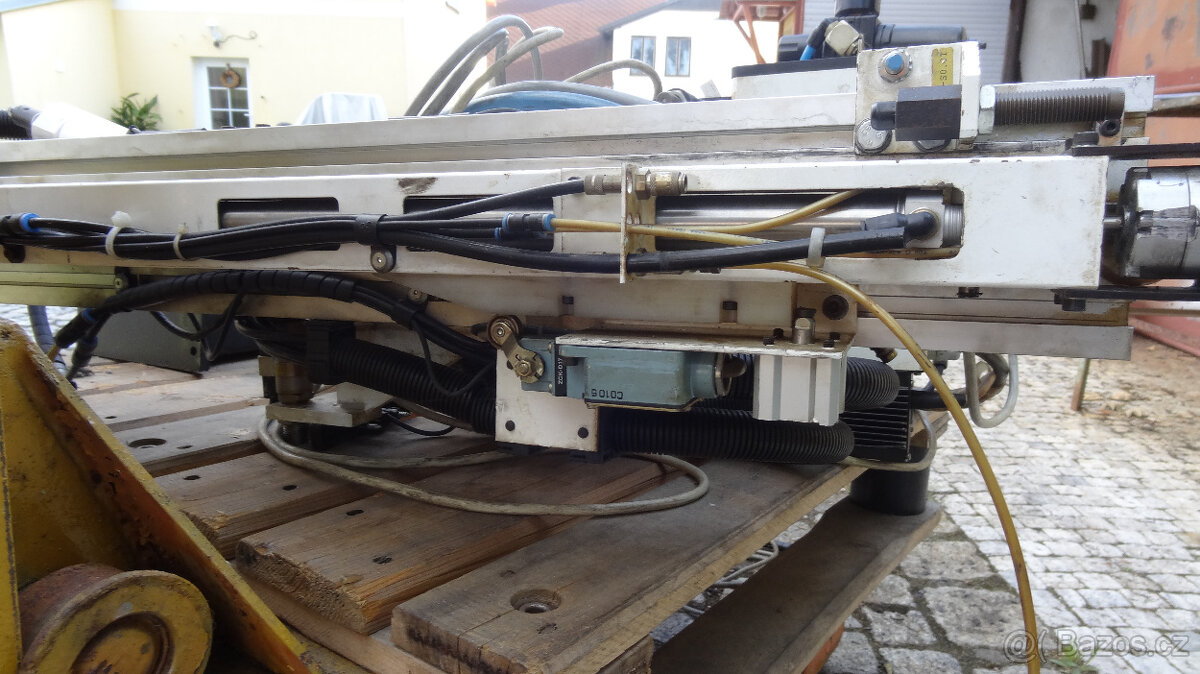 robot k vstřikovacímu lisu - 13