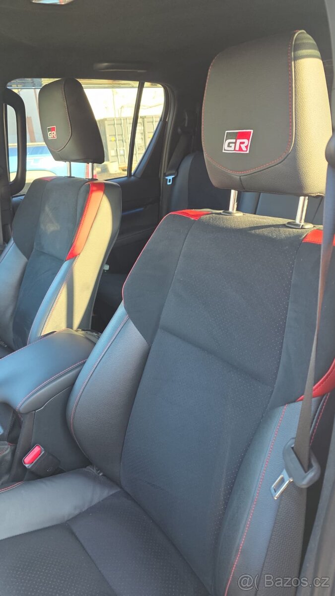 Toyota Hilux GR Sport - 13