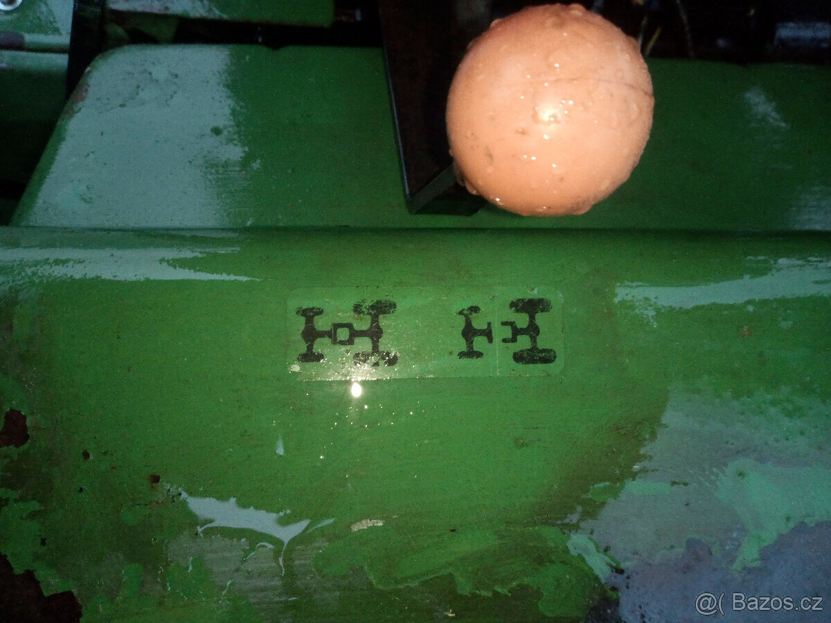 MALOTRAKTOR JOHN DEERE S ČELNÍM NAKLADAČEM - 13