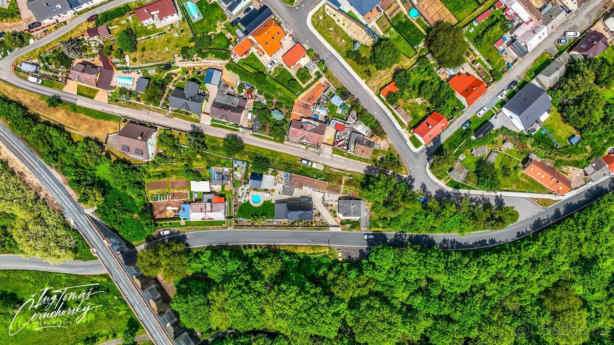 NOVINKA - Prodej krásného rodinného domu s bazénem, dřevěnou - 13