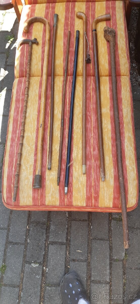 Vyřezávané dřevěné hole - 13