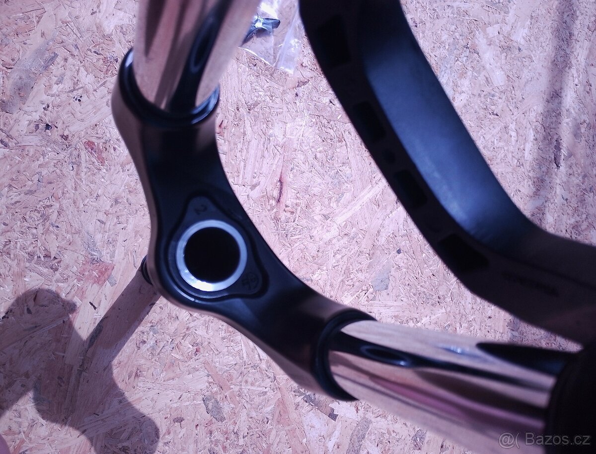 Odpružená vidlice SR Suntour XCM30, 29" - 13