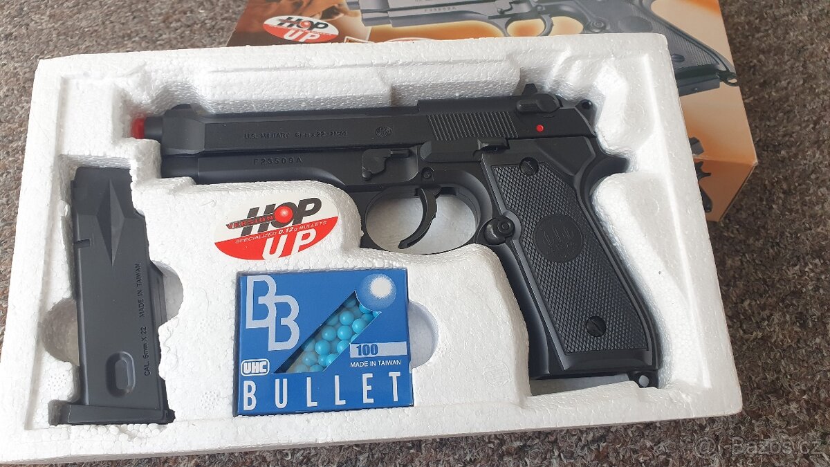 Ak-47 Dřevěné pažbení , zaměřovač Red Dot ,Helma mich2000, v - 13