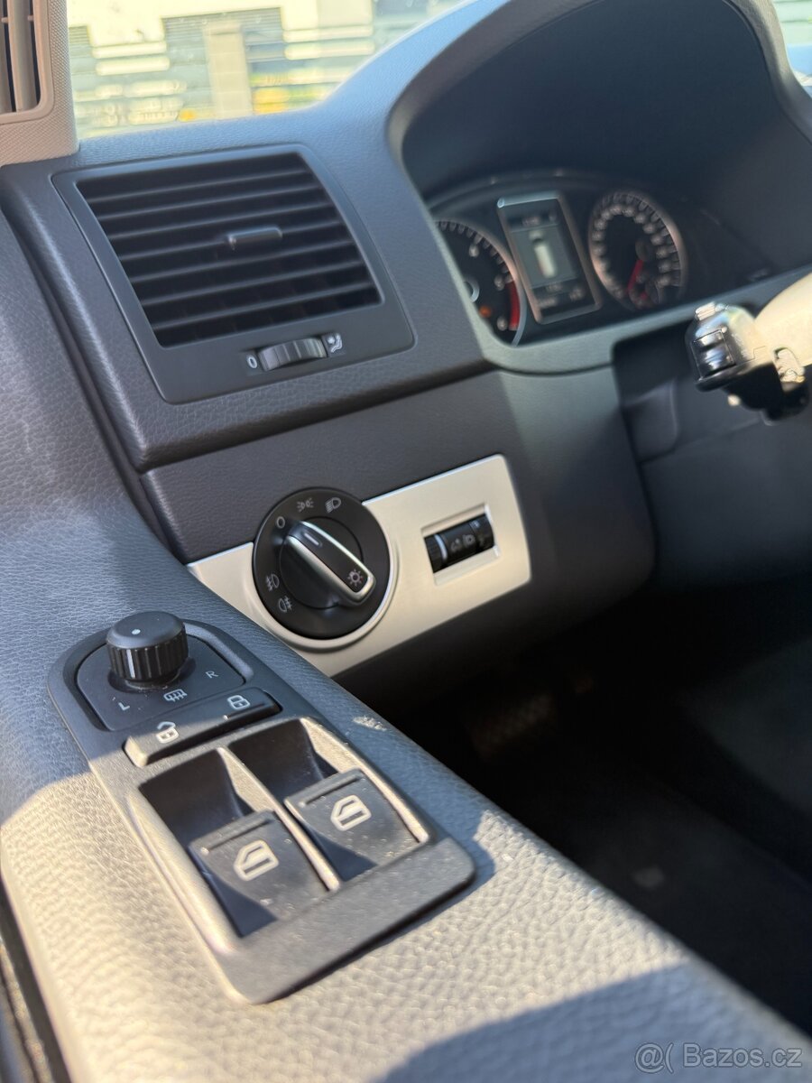 VW T5 Multivan Highline 103 kW, 7 míst, serviska - 13