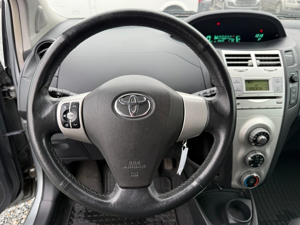 Toyota Yaris 1.3 VVT-i 64kW Automat - 13