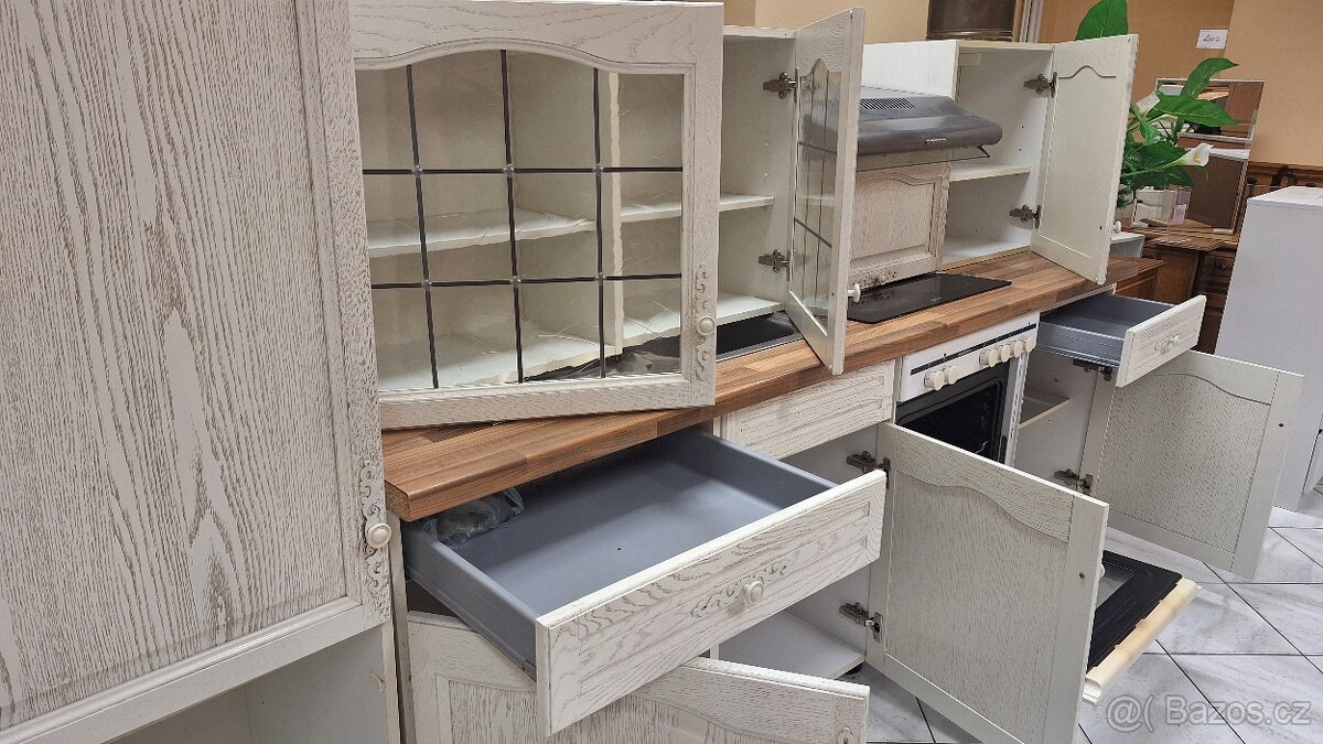 Bílá rustikální kuchyňská linka - 13