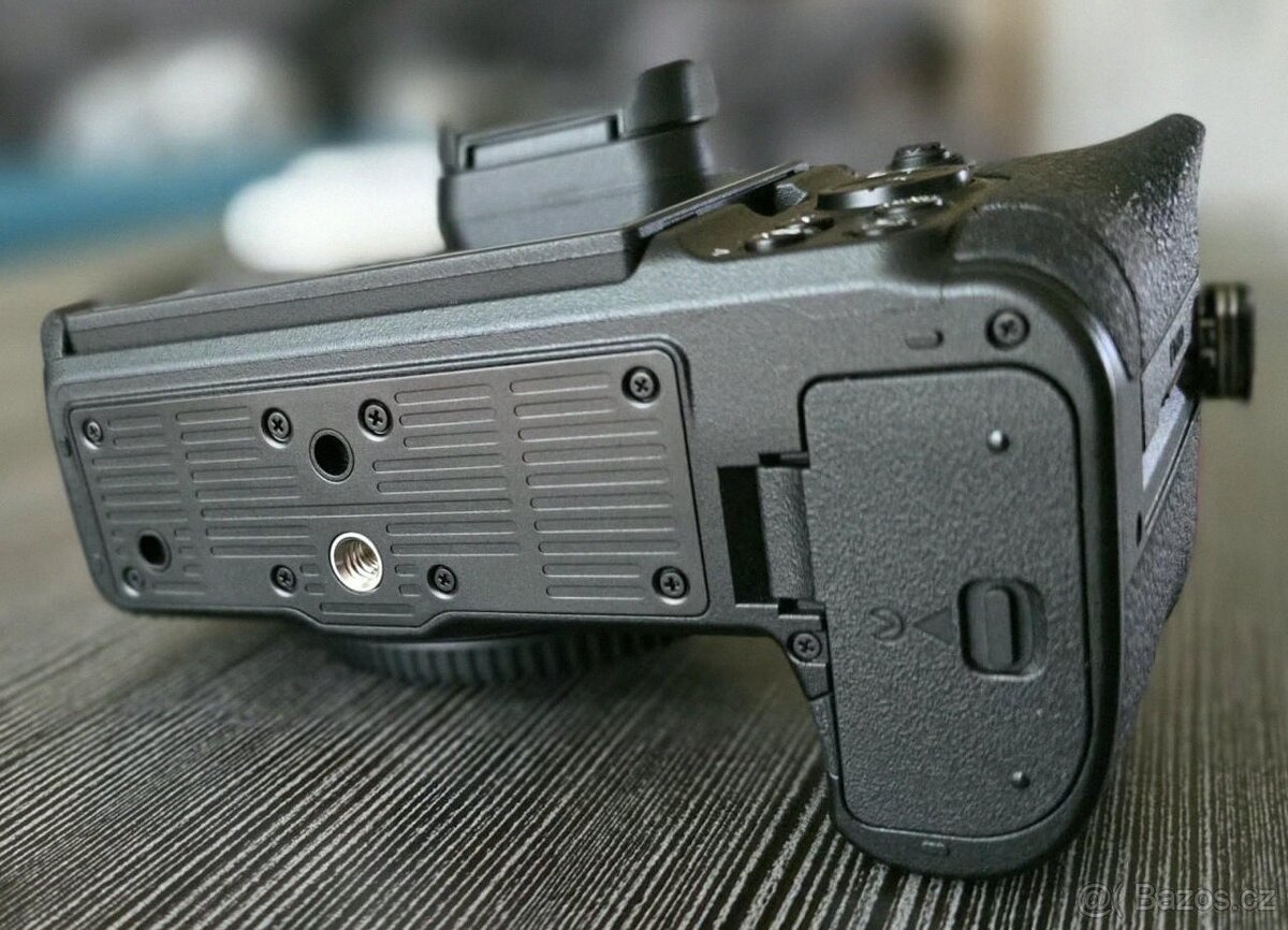 Nikon Z6 III
- 13