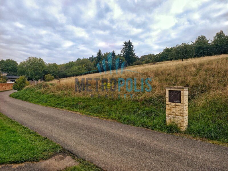 Výjimečná příležitost – rozlehlý stavební pozemek 2673 m² v - 13