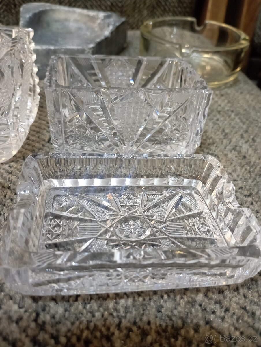 Broušené popelníky atd - 13