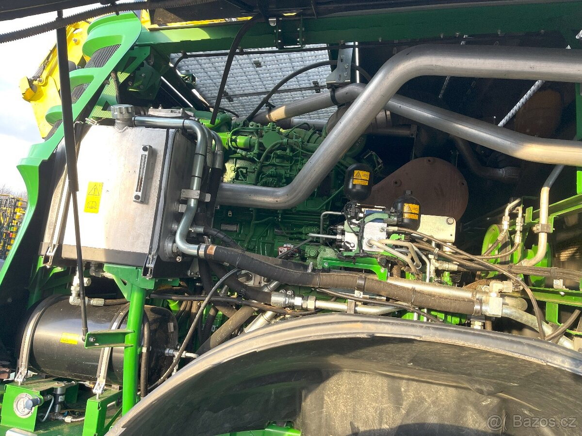 sklízecí řezačka John Deere 8300 - 13
