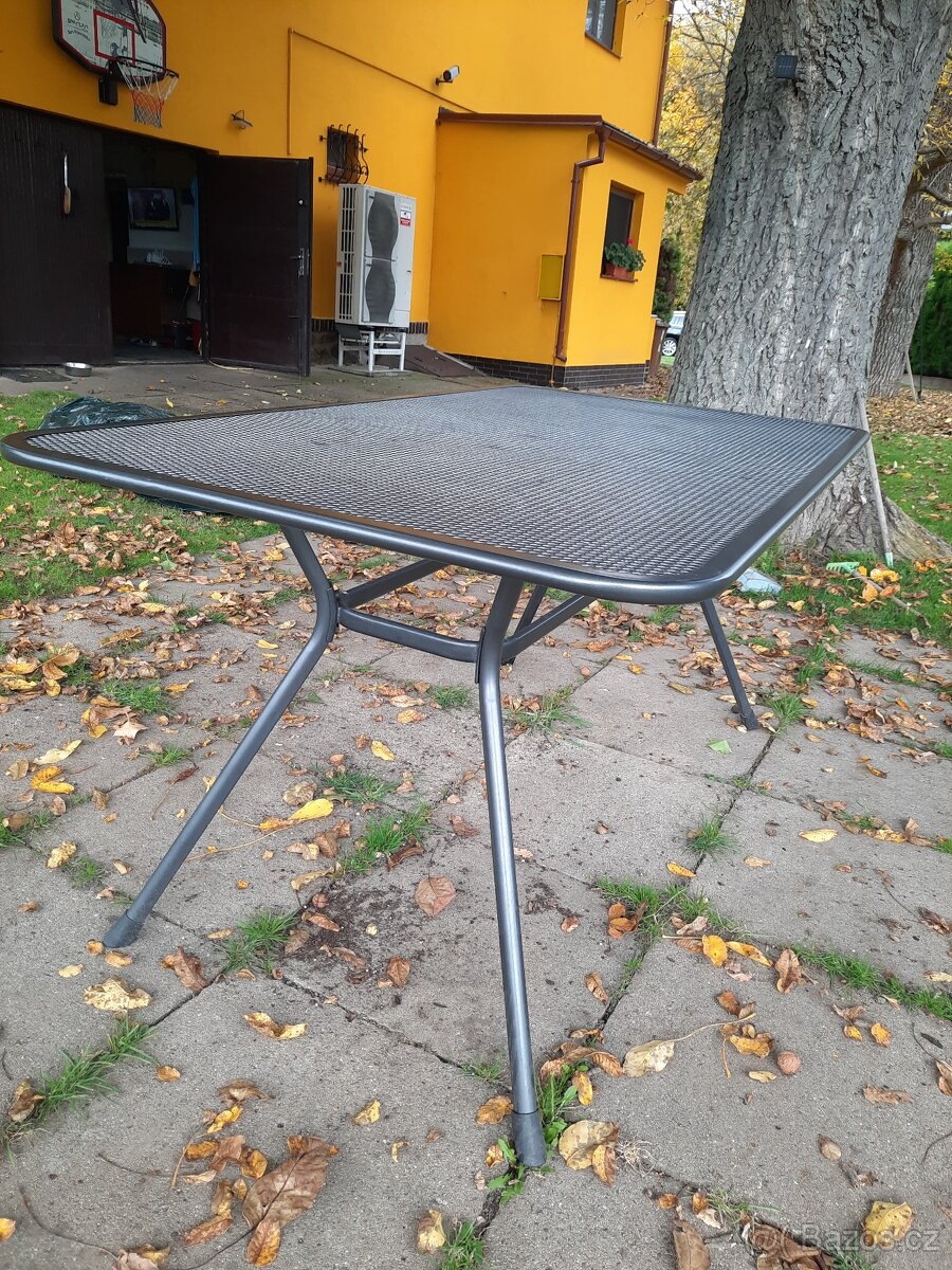 Kovový stůl- tahokov 2 ks,hliníková křesílka 4 ks,plast.křes - 13